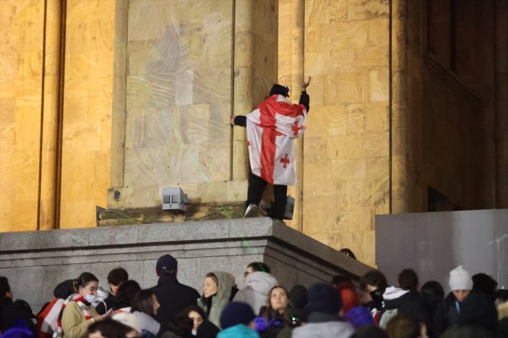 Gürcistan'da, AB'ye katılım müzakerelerinin askıya alınmasına karşı protestolar bugün de sürüyor