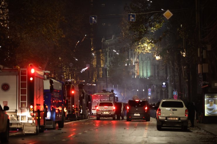 Gürcistan'ın başkenti Tiflis'te göstericilerin dün kapattığı cadde polisin müdahalesiyle açıldı