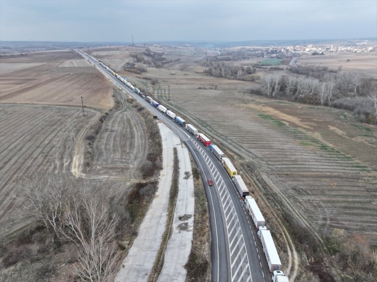 Hamzabeyli Sınır Kapısı'nda 25 kilometrelik tır kuyruğu oluştu