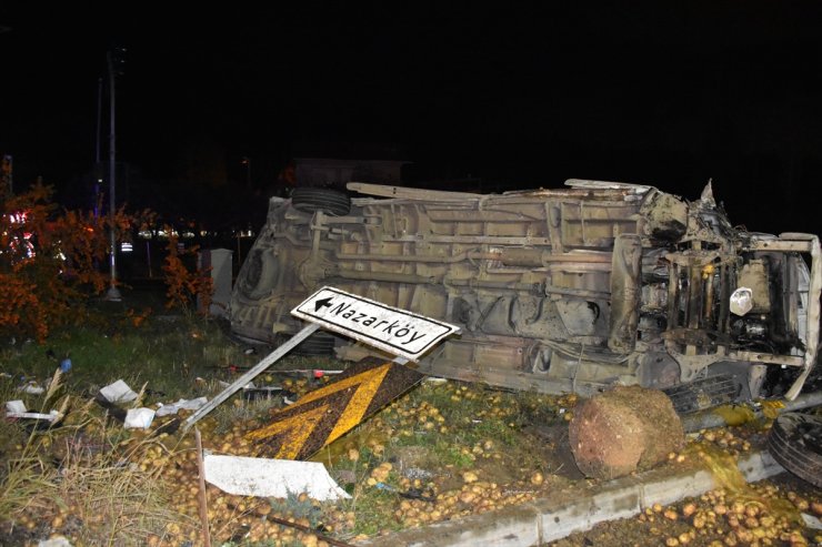 İzmir'de tırın otomobillere çarpması sonucu 2 kişi öldü 7 kişi yaralandı