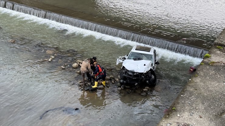 Rize'de öğrenci servisi ile otomobilin çarpıştığı kazada 10 kişi yaralandı