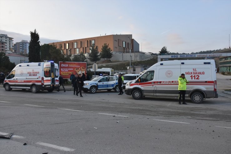 Sinop'ta öğrenci servisi ile otomobil çarpıştı, 3 kişi yaralandı