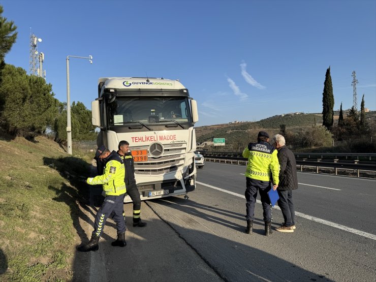 Anadolu Otoyolu'nun Kocaeli kesiminde tanker ve cipin çarpıştığı kaza ulaşımı aksattı