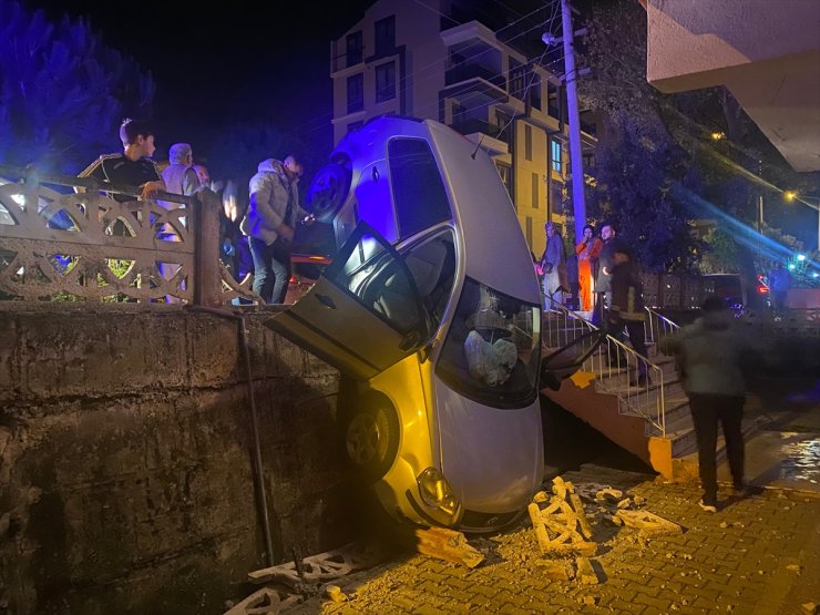 Antalya'da bahçeye devrilen otomobilin sürücüsü yaralandı