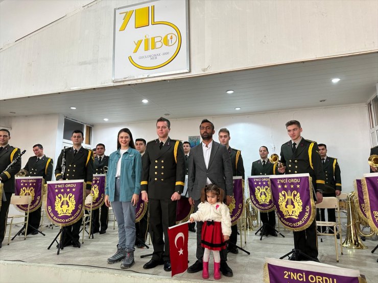 Askeri bando takımı Şırnak Güçlükonak'ta konser verdi