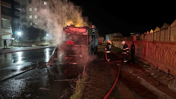 Diyarbakır'da park halindeki tır yandı