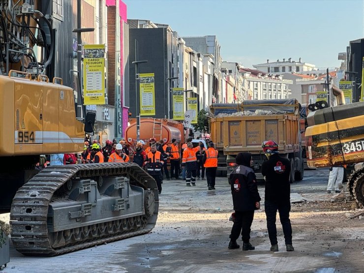 Güngören'de çöken binanın enkazında kalan işçiyi kurtarma çalışmaları sürüyor