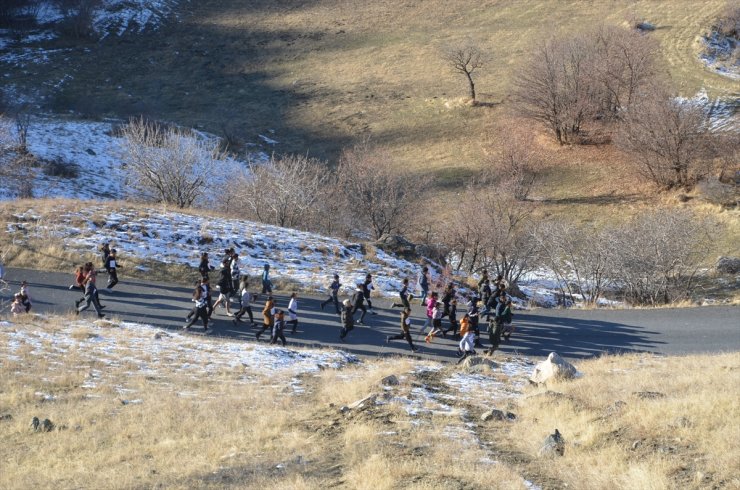 Hakkari'de sporcular, antrenmanlarını sıcak asfalt dökülen köy yolunda yaptı