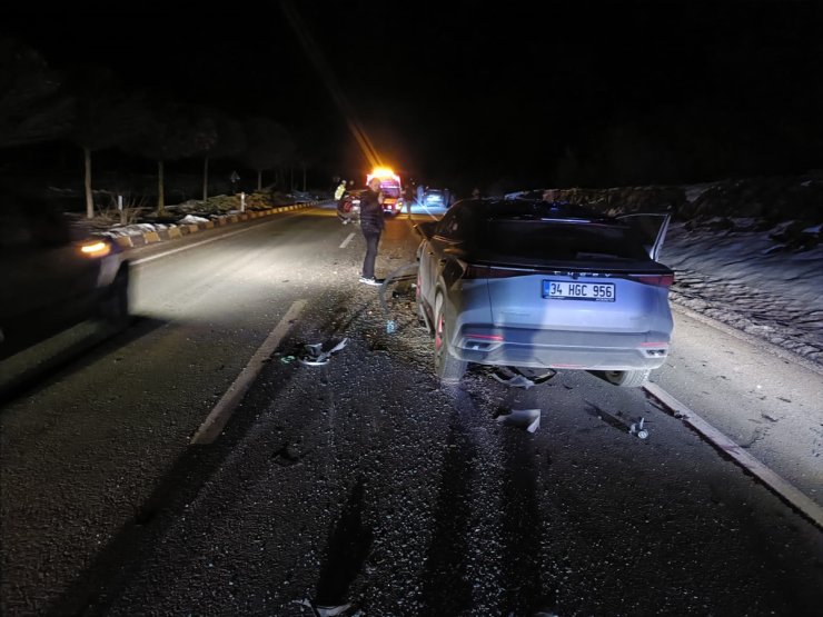 Karabük'te cipin arızalanan otomobile çarptığı kazada 3 kişi yaralandı