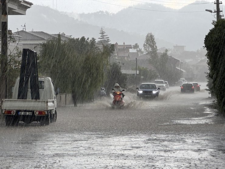 Marmaris'te sağanak etkili oldu