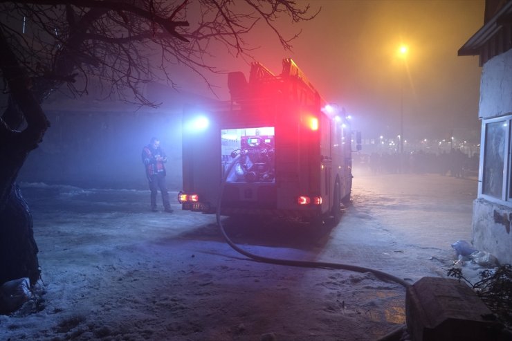 Van'da Mısır Çarşısı'nda çıkan yangında birçok dükkan zarar gördü