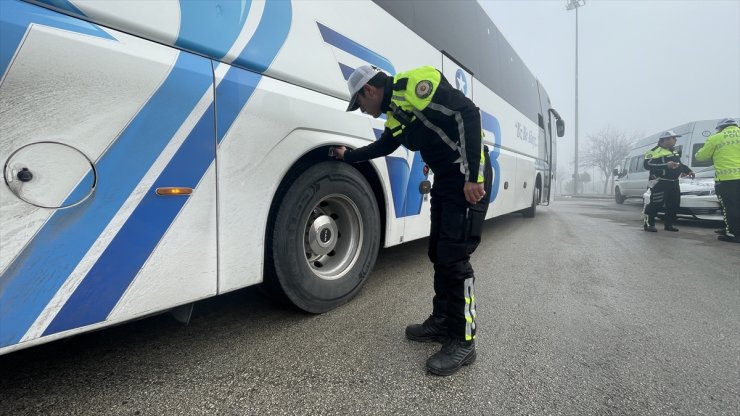 Bolu'da yolcu otobüslerinde zorunlu kış lastiği denetimi yapıldı