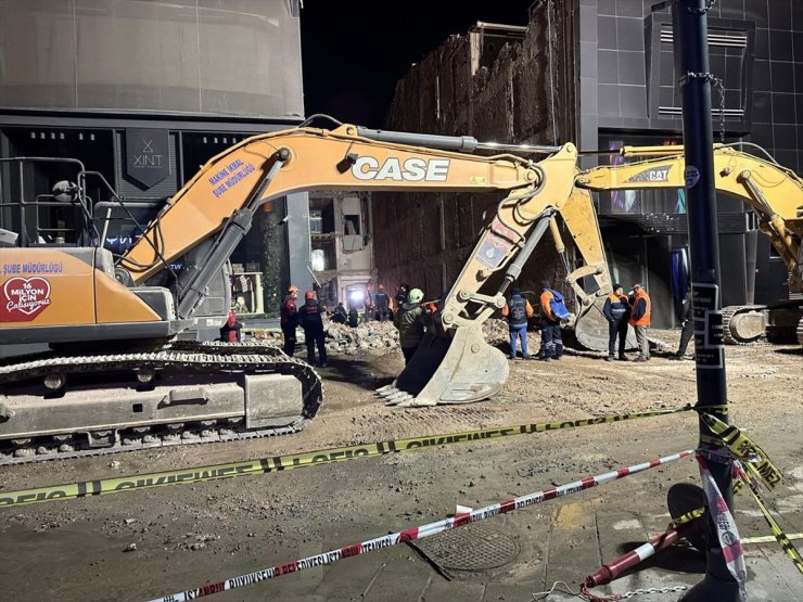 GÜNCELLEME - Güngören'de kısmen çöken binanın enkazında kalan işçinin cesedine ulaşıldı