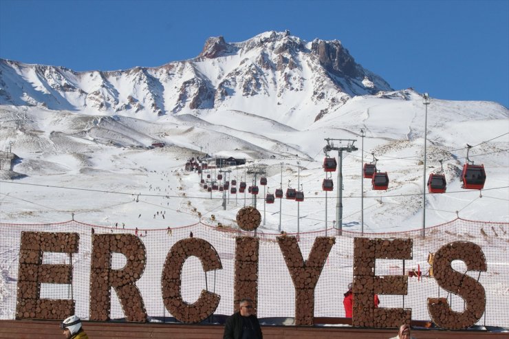 İç Anadolu'nun zirvesi Erciyes'te pistler kayakseverlerle doldu