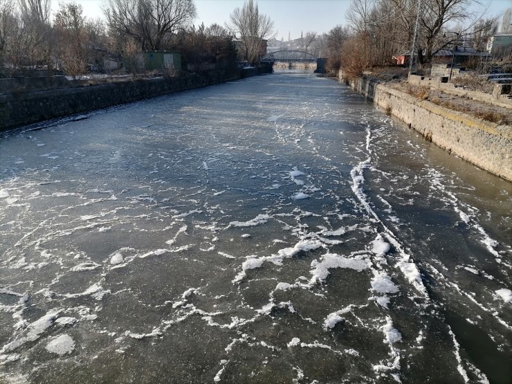 Kars Çayı soğuk hava nedeniyle kısmen buzla kaplandı