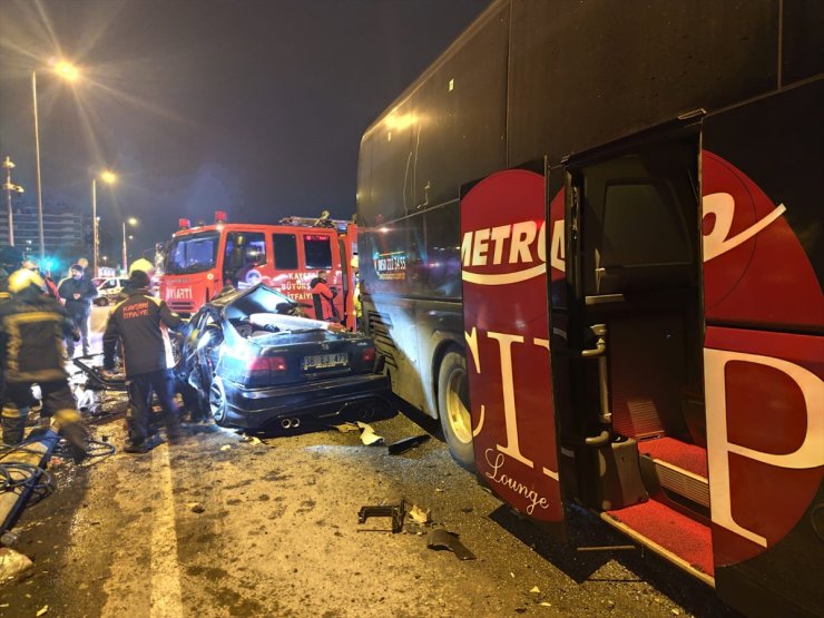 Kayseri'de 2 yolcu otobüsü ile 1 otomobilin karıştığı trafik kazasında 2 kişi öldü, 1 kişi yaralandı