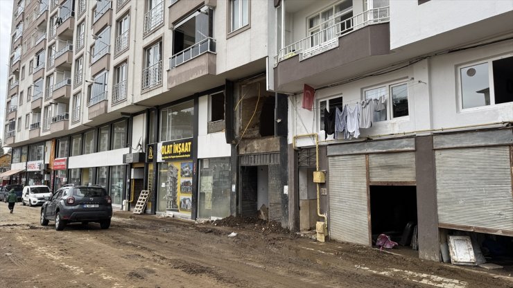 Rize'de tahliye edilen apartmanın sakinleri yeni heyelan riskine karşı uyarılıyor