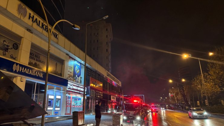 Bursa'da bir iş hanının çatısında çıkan yangın söndürüldü