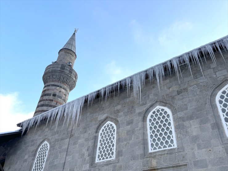 Doğu Anadolu'da göletler dondu, ev, iş yeri ve araçların camları buz tuttu