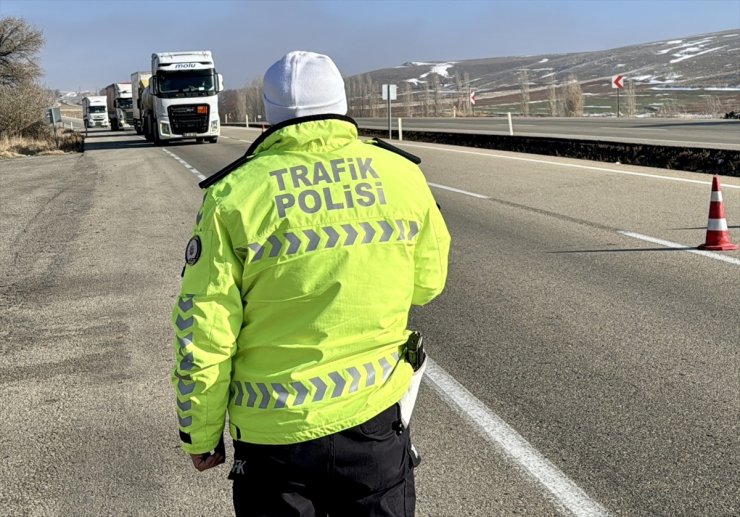 Kırşehir'de trafik ekipleri "zorunlu kış lastiği" denetimi yaptı