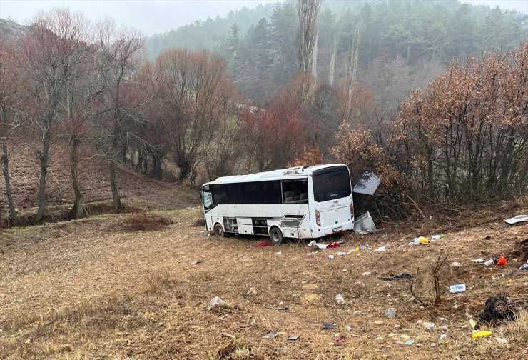 Kütahya'da şarampole savrulan işçi servisindeki 1 kişi öldü, 7 kişi yaralandı