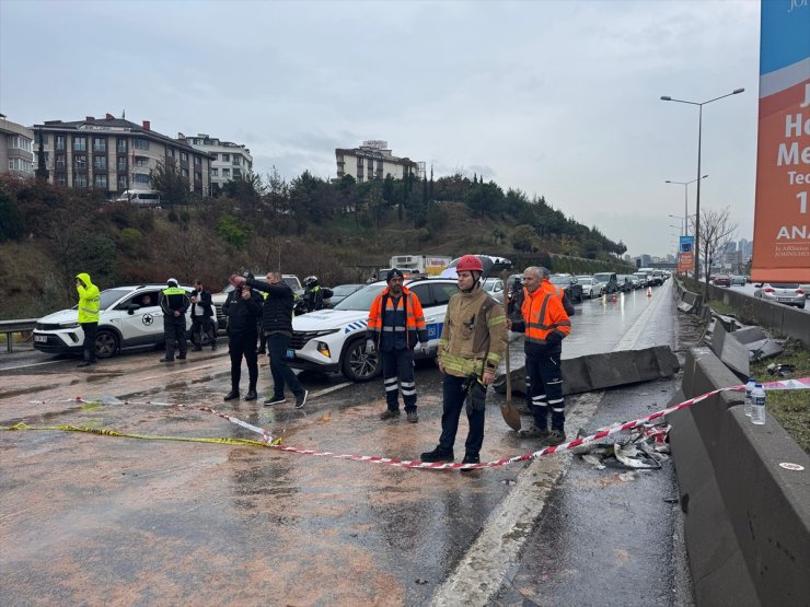 GÜNCELLEME - Maltepe'de devrilen midibüsün sürücüsü öldü, 7 kişi yaralandı