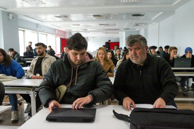 Uğruna şehir değiştirdiği engelli oğluyla üniversitede aynı sırayı paylaşıyor