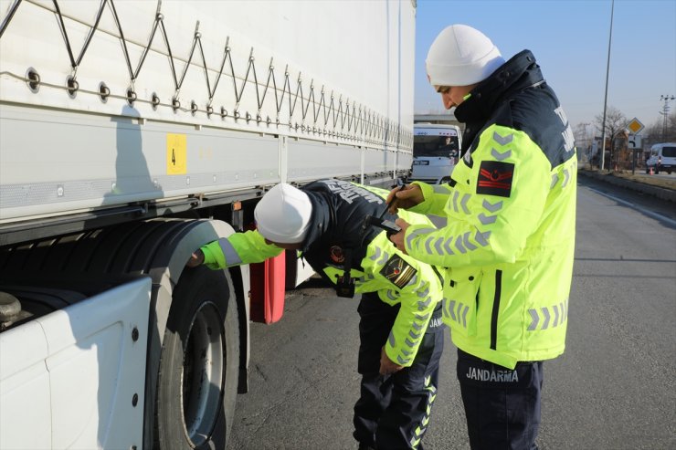 Van'da trafik ekipleri "zorunlu kış lastiği" denetimi yaptı