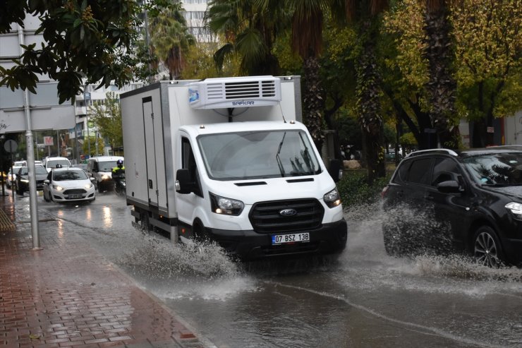 Antalya'da yağış etkili oldu