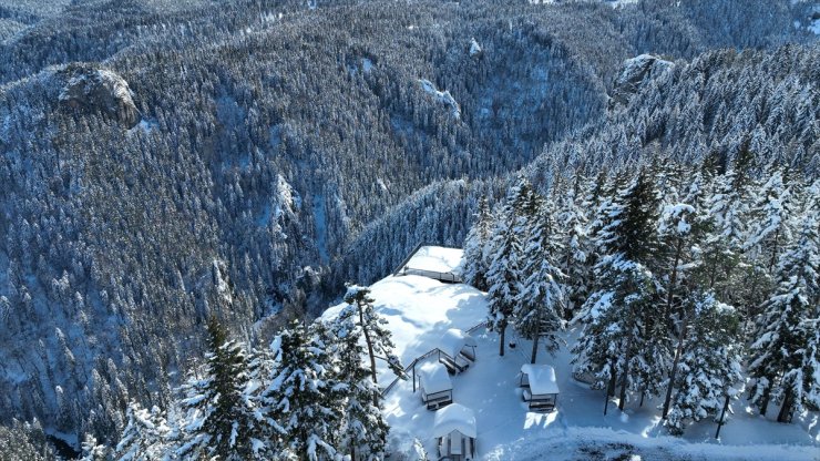 Çambaşı Yaylası'ndaki "Ablak Taşı"nda inşa edilen seyir terası turizme katkı sağladı