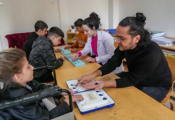 Diyarbakır'da "özel çocuklar" mental gelişimleri için zeka oyunu mangala öğreniyor