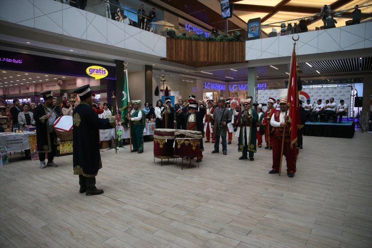 Edirne'de engelli öğrenciler dans ve müzik gösterisi sundu, eserlerini sergiledi