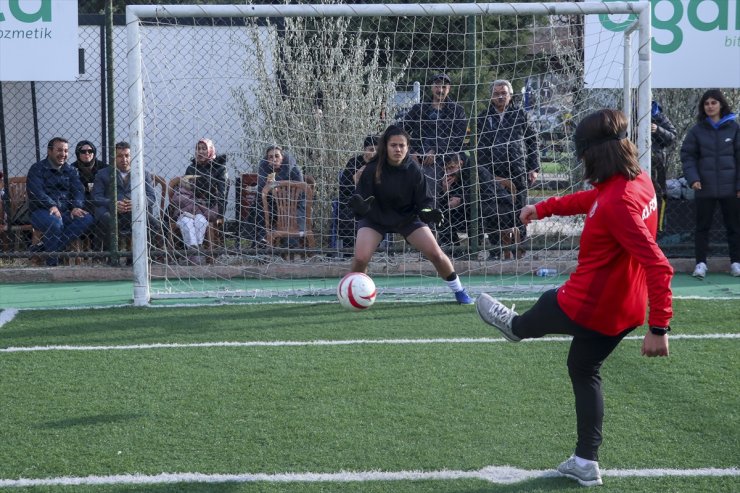 Gözlerini bağlayan kadın futbolcular görme engelli meslektaşlarıyla maç yaptı