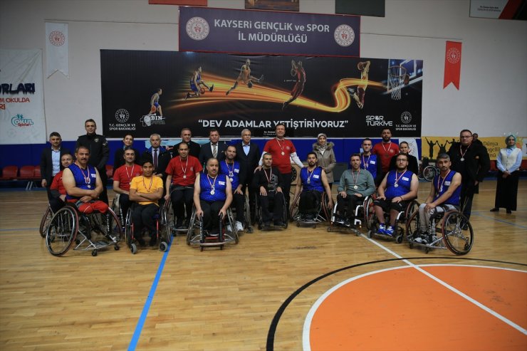 Kayseri'de kamu kurumlarının müdürleri ile engelliler, tekerlekli sandalyede basketbol maçı yaptı