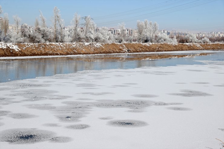 Sivas'ta Kızılırmak Nehri'nin bir bölümü buz tuttu