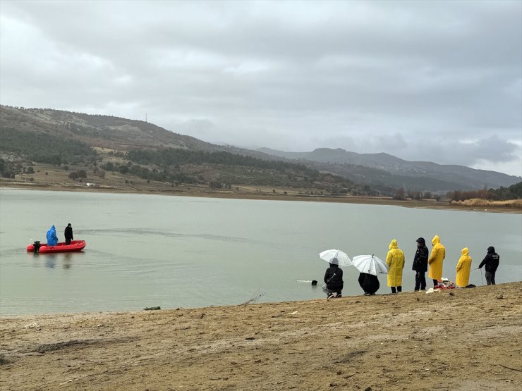 Uşak'ta kaybolan kişiyi gölette arama çalışmaları sürüyor