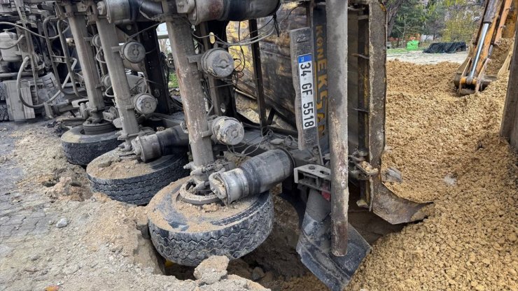 Beylikdüzü'nde İSKİ'nin çalışması sırasında yolda oluşan çökme sonucu hafriyat kamyonu devrildi