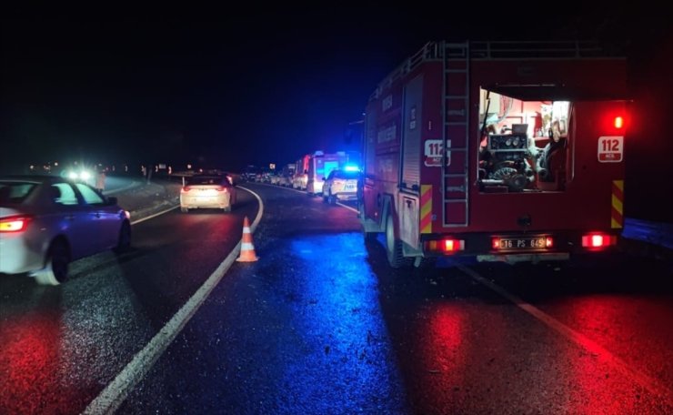 Bursa'da devrilen kimyasal madde yüklü tankerin sürücüsü hayatını kaybetti