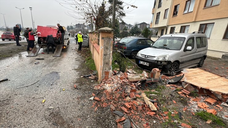 Düzce'de sitenin bahçe duvarına çarpan otomobildeki 5 kişi yaralandı