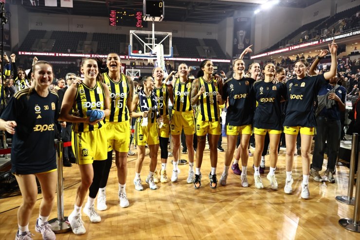 Fenerbahçe Opet Kadın Basketbol Takımı, kupasını düzenlenen törenle aldı