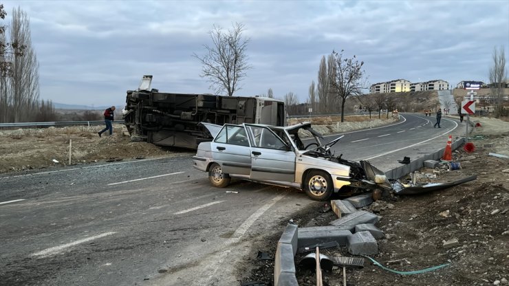 Nevşehir'de otomobille öğrenci servisinin çarpıştığı kazada 24 kişi yaralandı