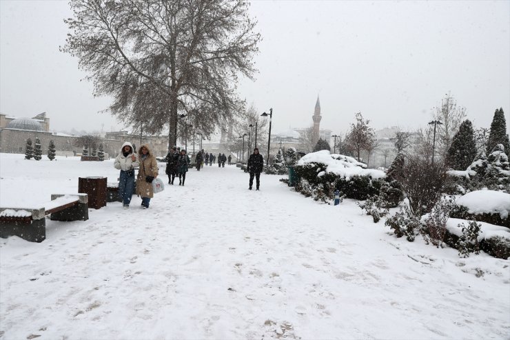 Sivas'ta kar yağışı etkili oluyor