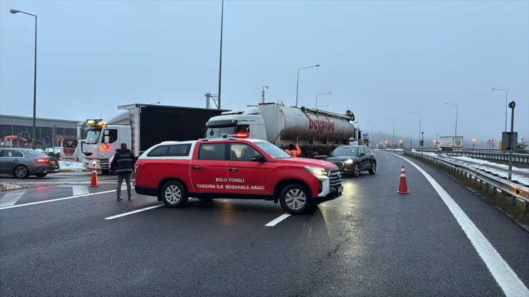 Anadolu Otoyolu'nun Bolu kesiminde makaslayan tıra otomobilin çarptığı kaza ulaşımı aksattı