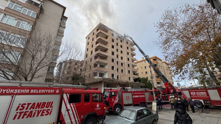 Ataşehir'de 7 katlı binanın çatısında çıkan yangın söndürüldü