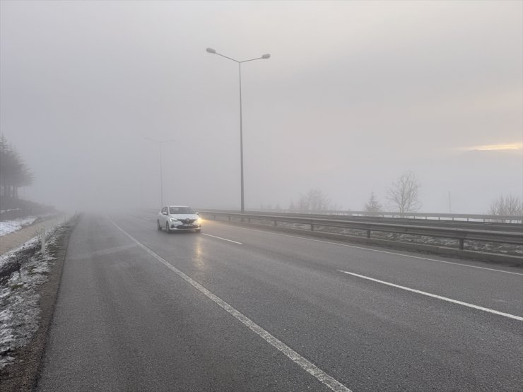 Çorum'da Ankara-Samsun kara yolunda sis etkili oluyor