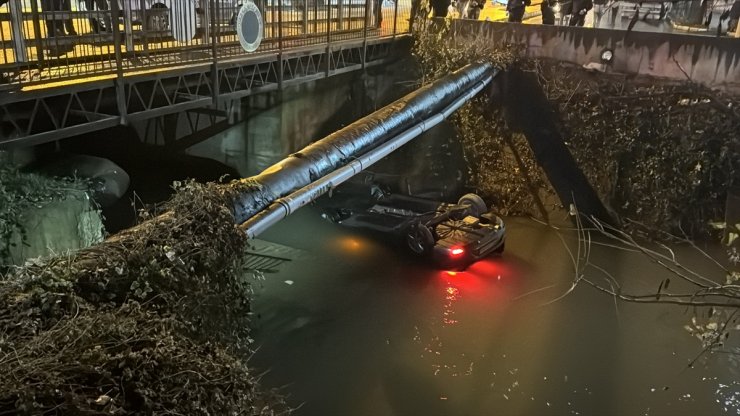 Düzce'de dereye yuvarlanan otomobildeki 2 kişi yaralandı