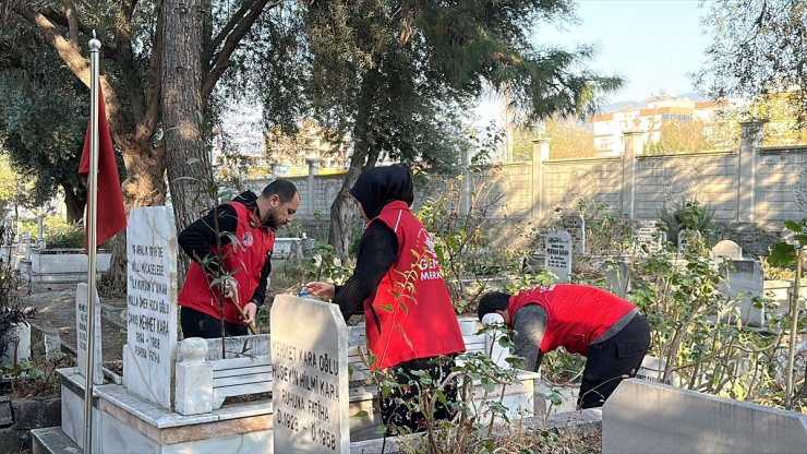 Hatay'da gönüllü gençler mezarlık temizledi