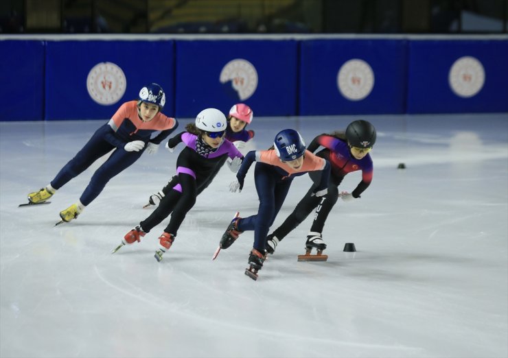 Milli buz patenciler, olimpiyat kotası için piste çıkacak