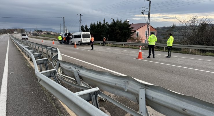 Sinop'ta servis minibüsünün devrildiği kazada 15 kişi yaralandı