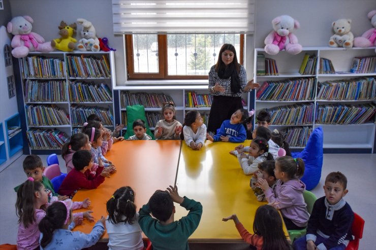 Annelerin masal okuduğu kütüphaneye çocuklar müdavim oldu